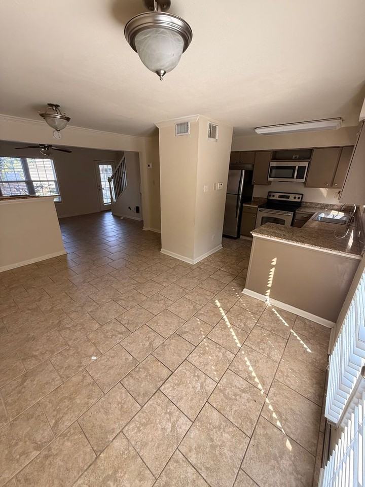 704 Park Ln - Photo 6 of 8