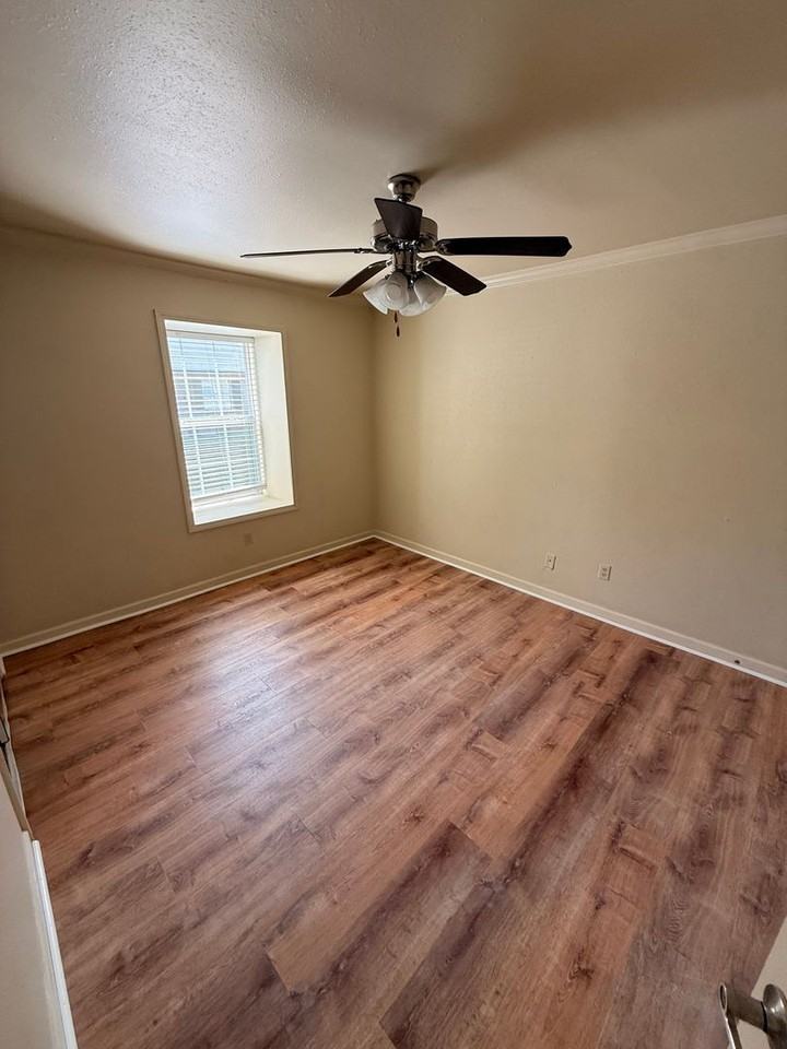 704 Park Ln - Photo 7 of 8