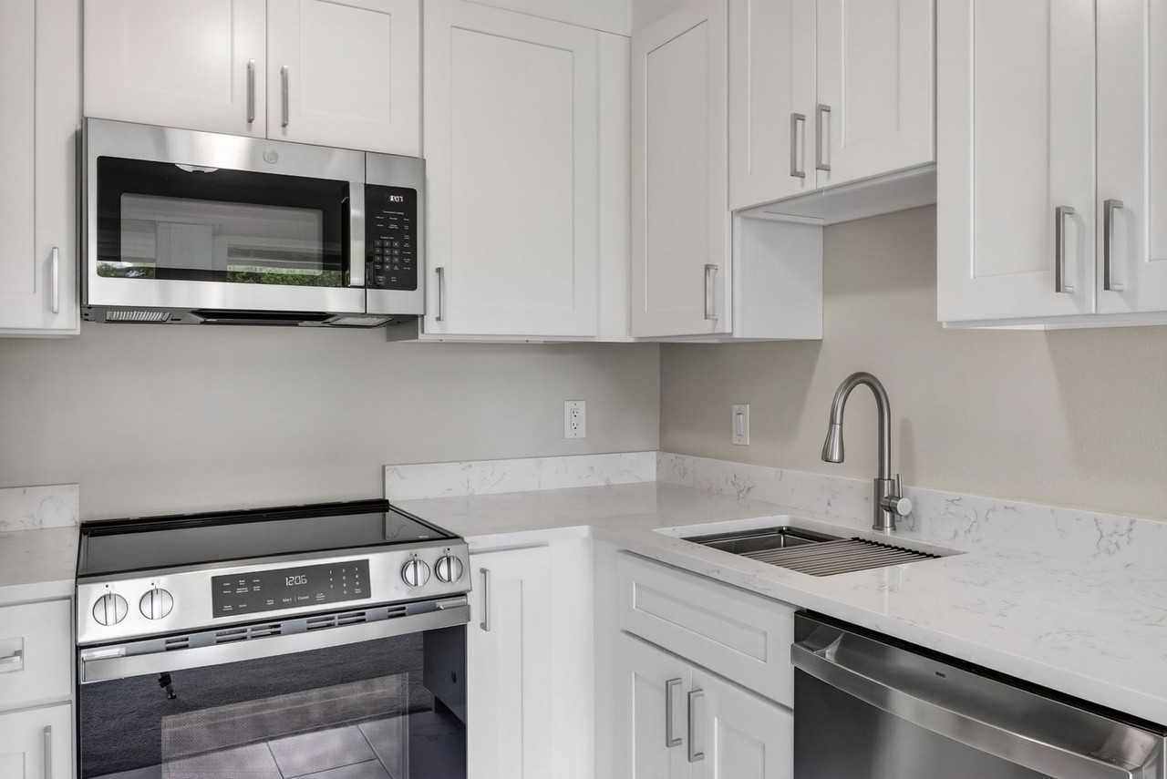 812 100th Ave Ne - Photo 7 of 20
