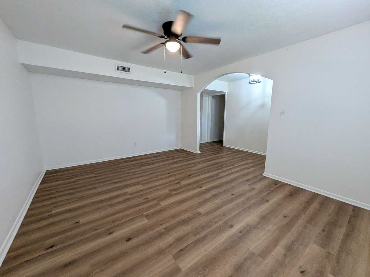 415 Maplewood St - Photo 4 of 14