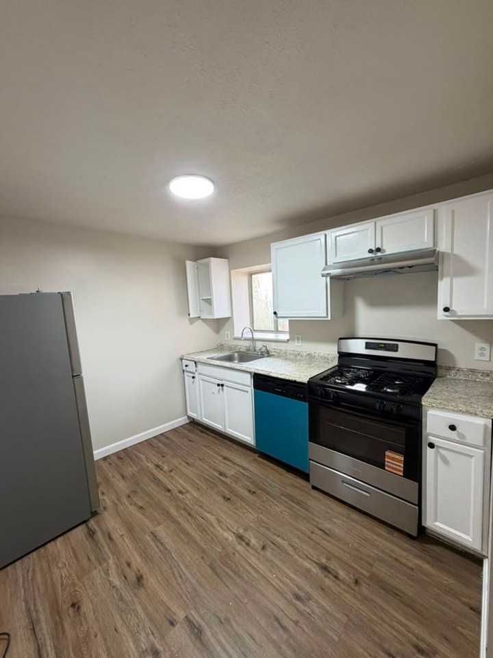 215 Moore Ave - Photo 2 of 14