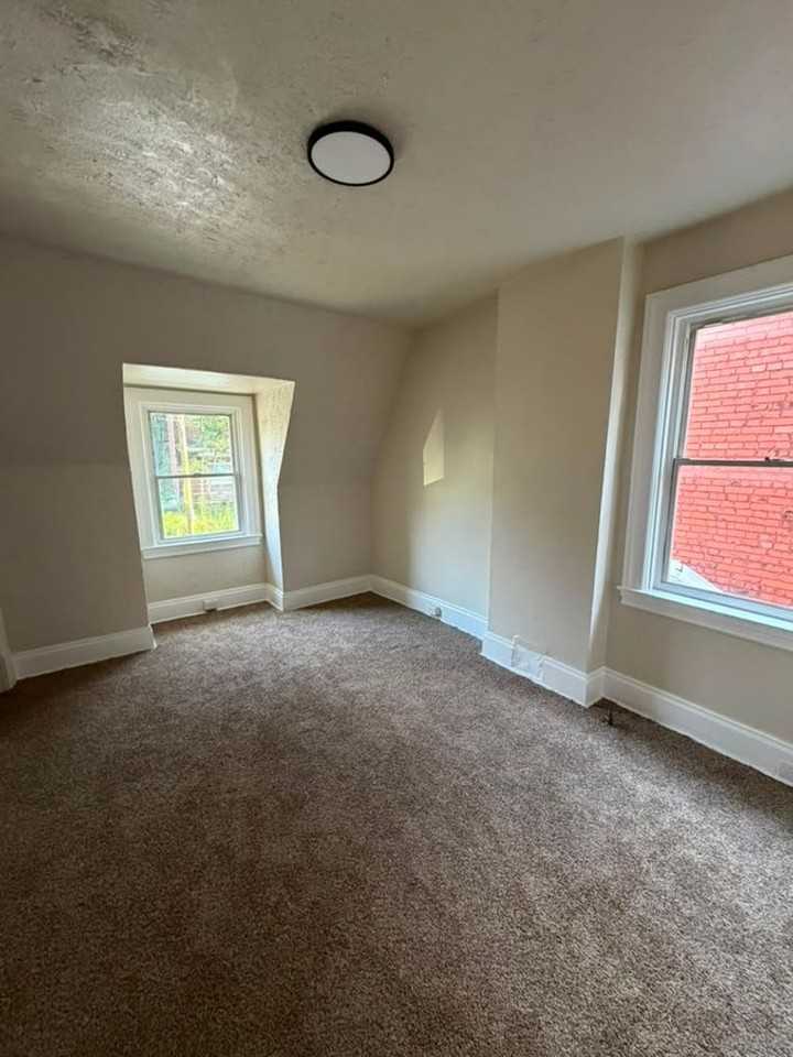 215 Moore Ave - Photo 4 of 14