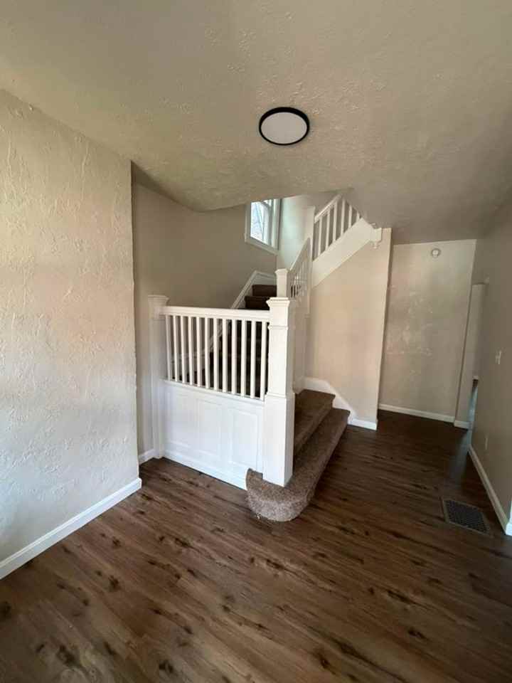 215 Moore Ave - Photo 5 of 14