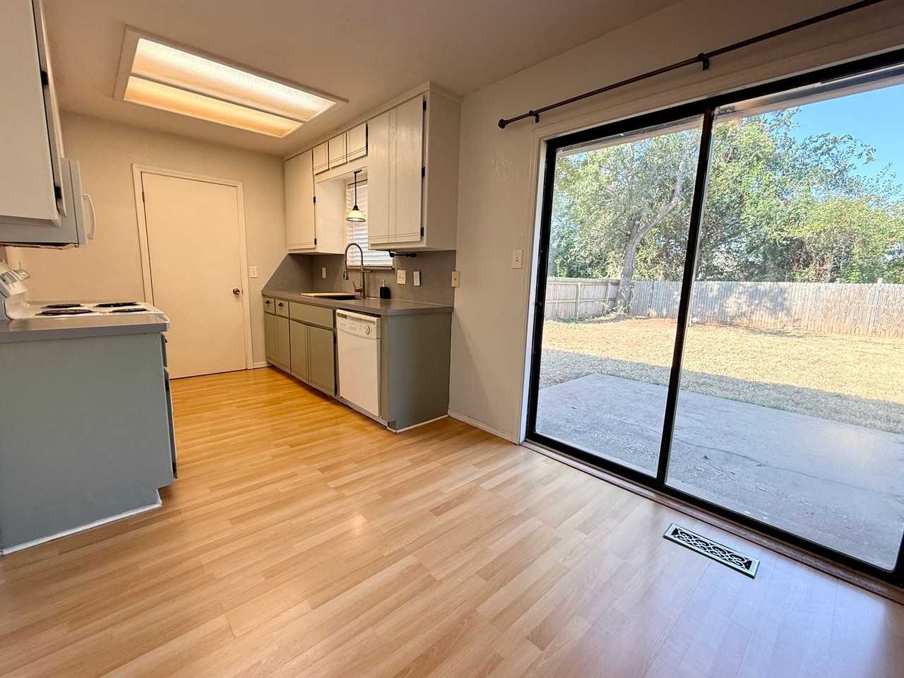 3608 Peregrine Dr - Photo 4 of 18
