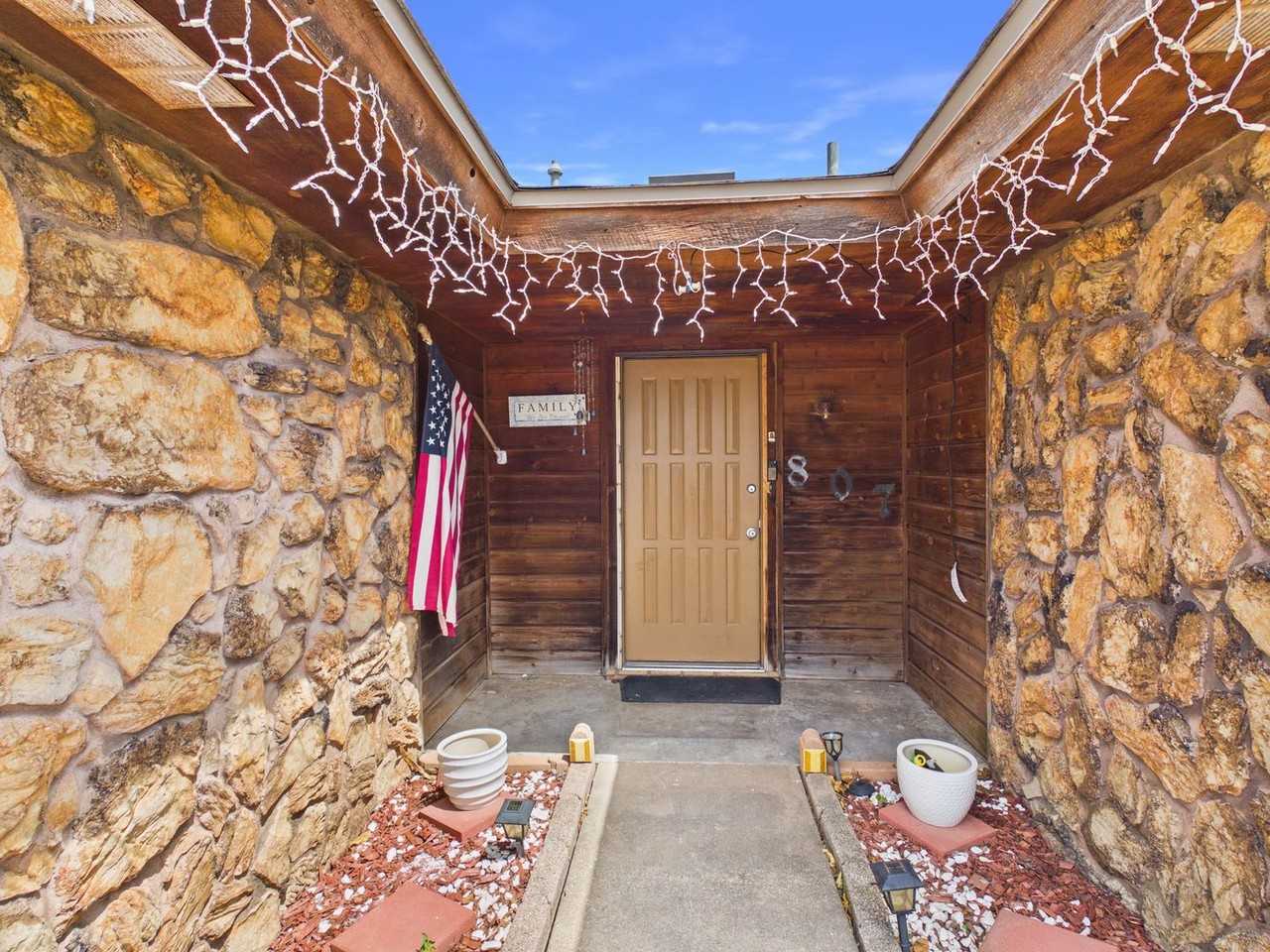 807 Nw 68th St - Photo 2 of 27