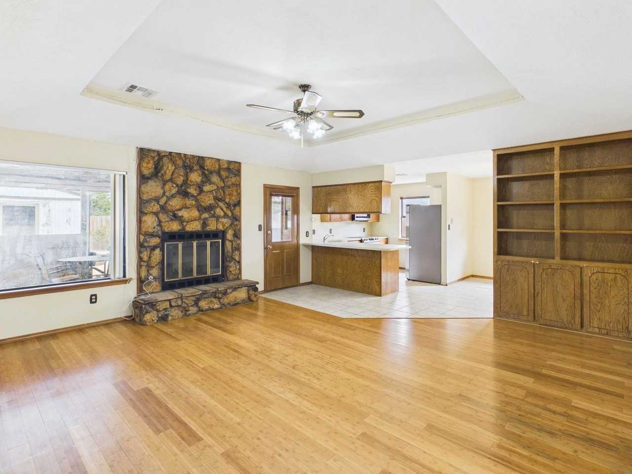 807 Nw 68th St - Photo 4 of 27