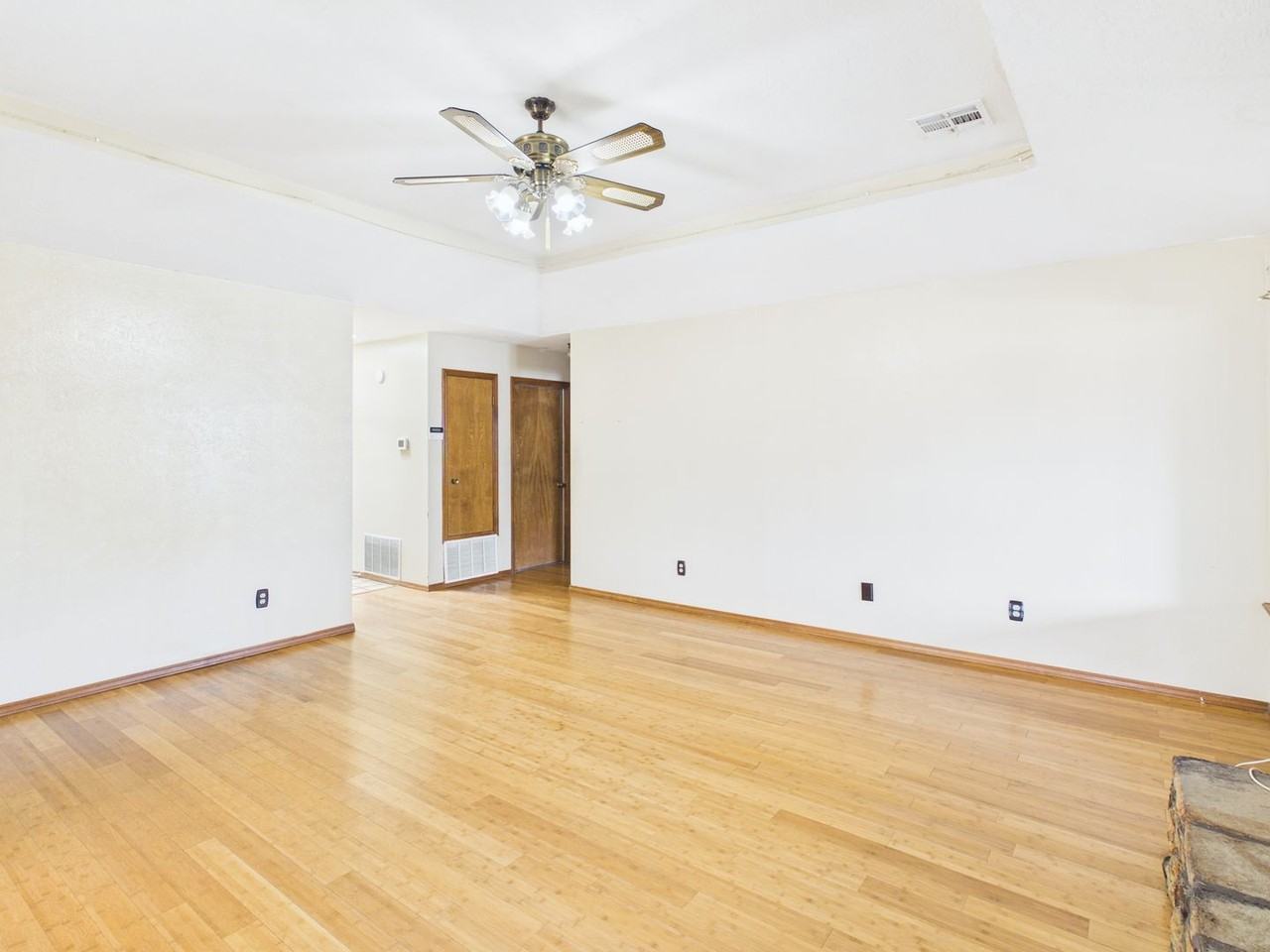 807 Nw 68th St - Photo 5 of 27
