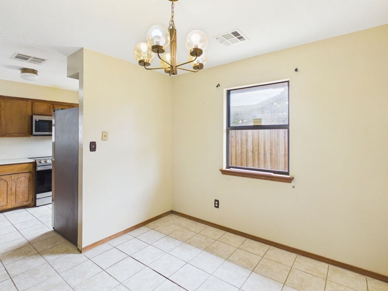 807 Nw 68th St - Photo 6 of 27