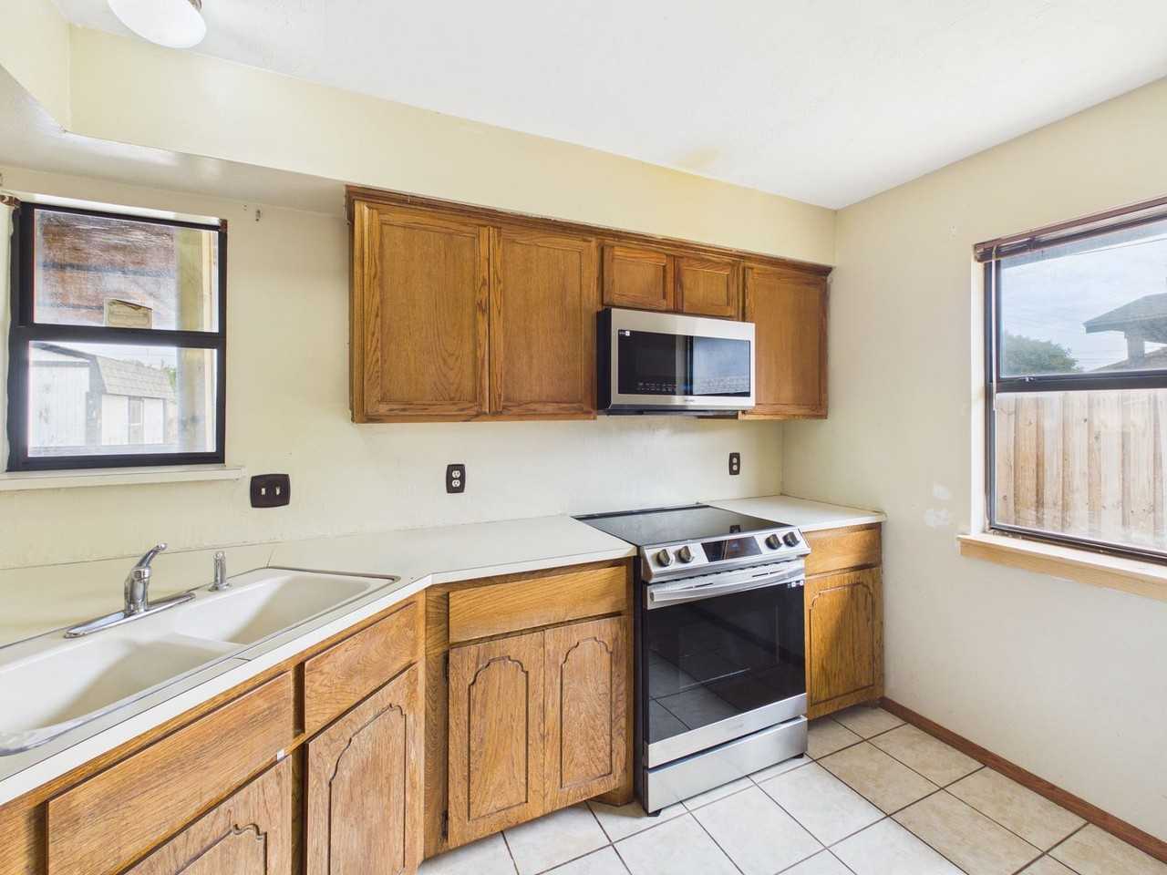 807 Nw 68th St - Photo 7 of 27