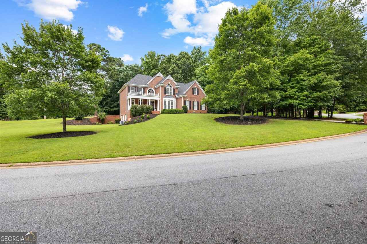 340 Broadmoor Dr - Photo 3 of 29