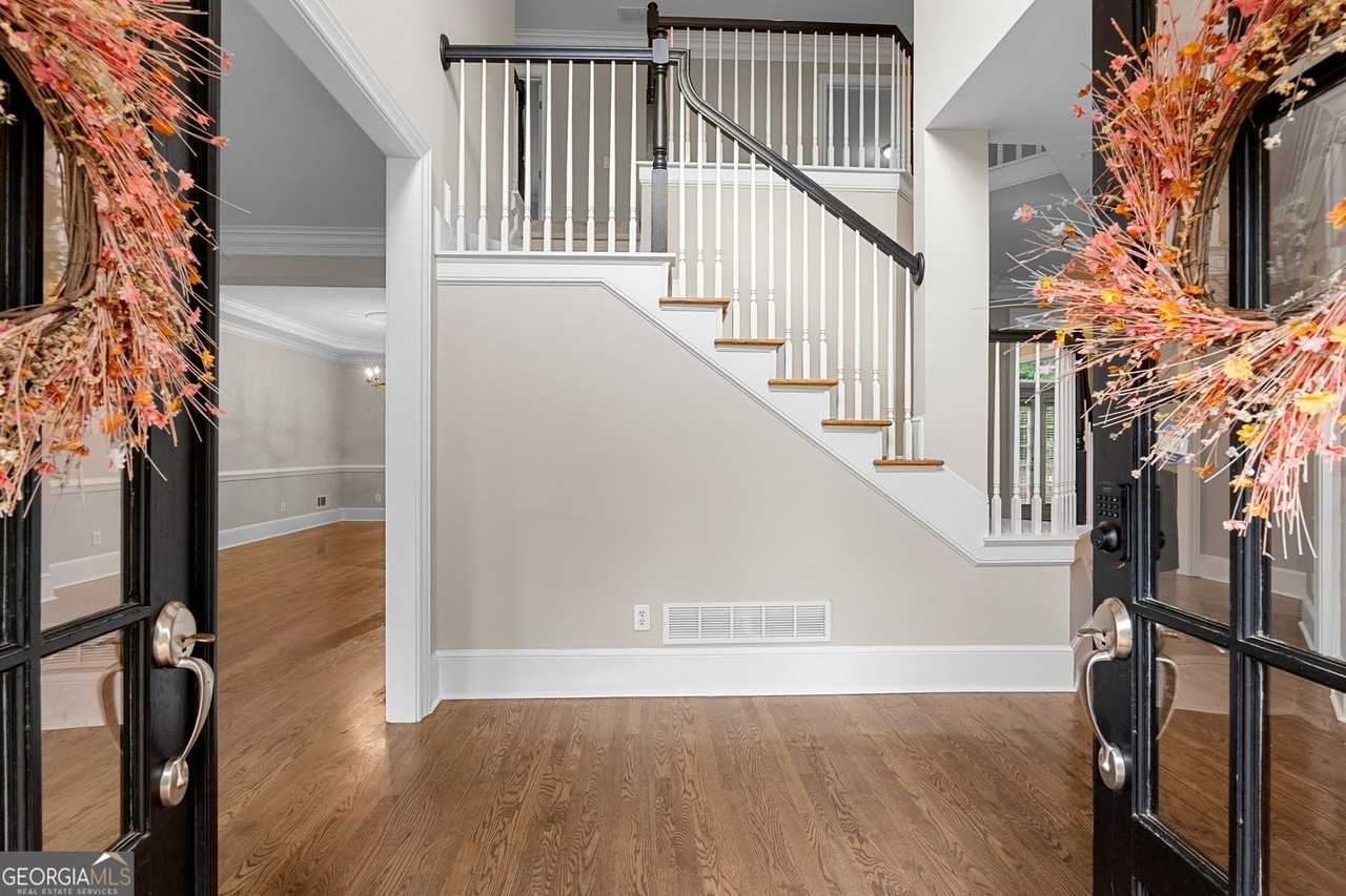 340 Broadmoor Dr - Photo 5 of 29