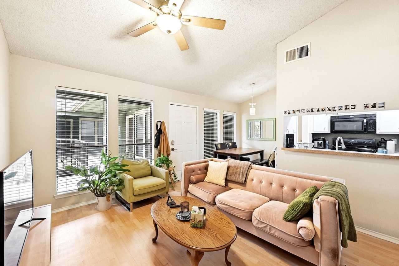 2706 Salado St - Photo 4 of 23