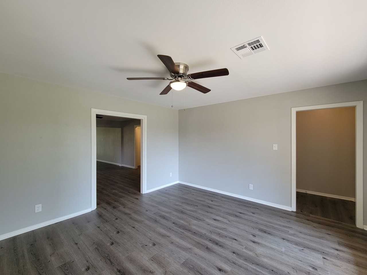 3919 Hickok Ln - Photo 4 of 25