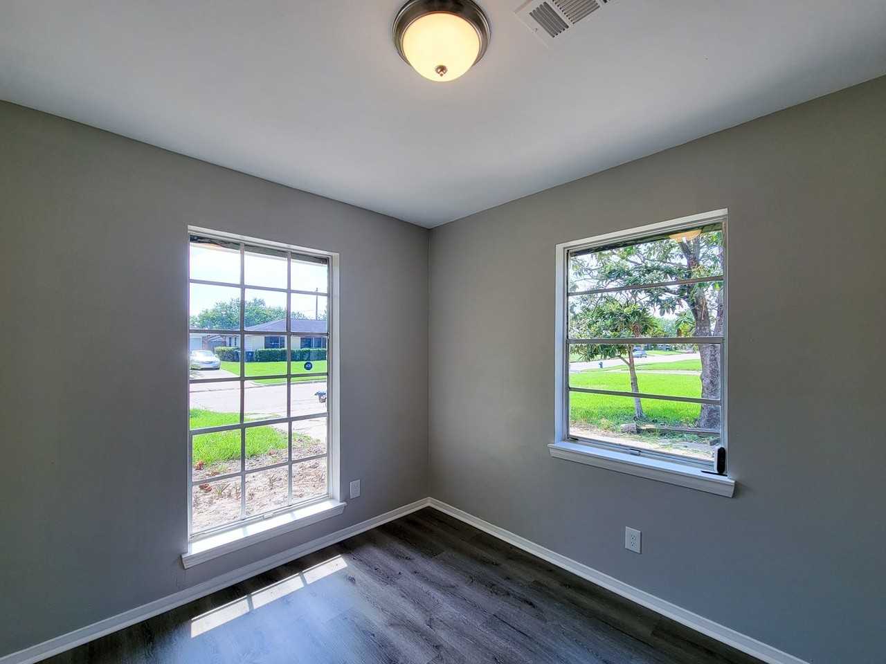 3919 Hickok Ln - Photo 5 of 25