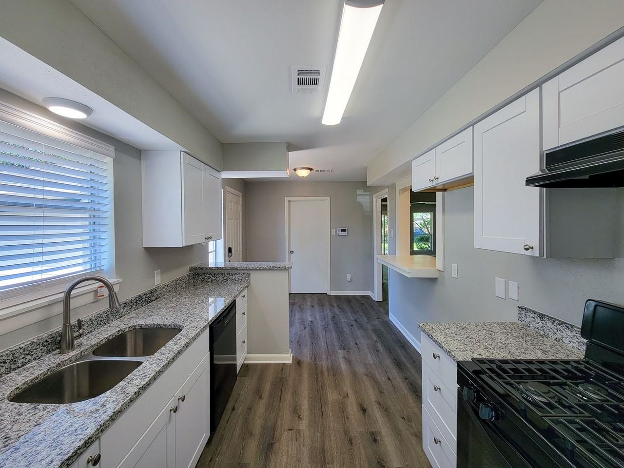 3919 Hickok Ln - Photo 7 of 25