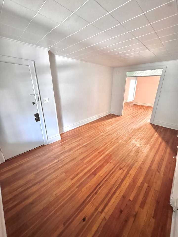 1049 W Tilghman St - Photo 2 of 11
