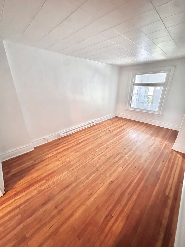 1049 W Tilghman St - Photo 3 of 11