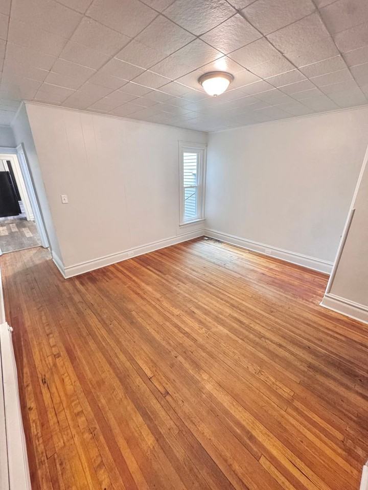 1049 W Tilghman St - Photo 4 of 11