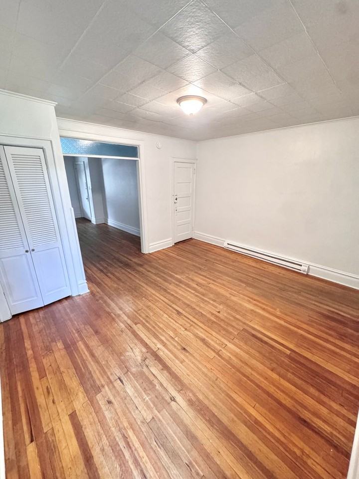 1049 W Tilghman St - Photo 5 of 11