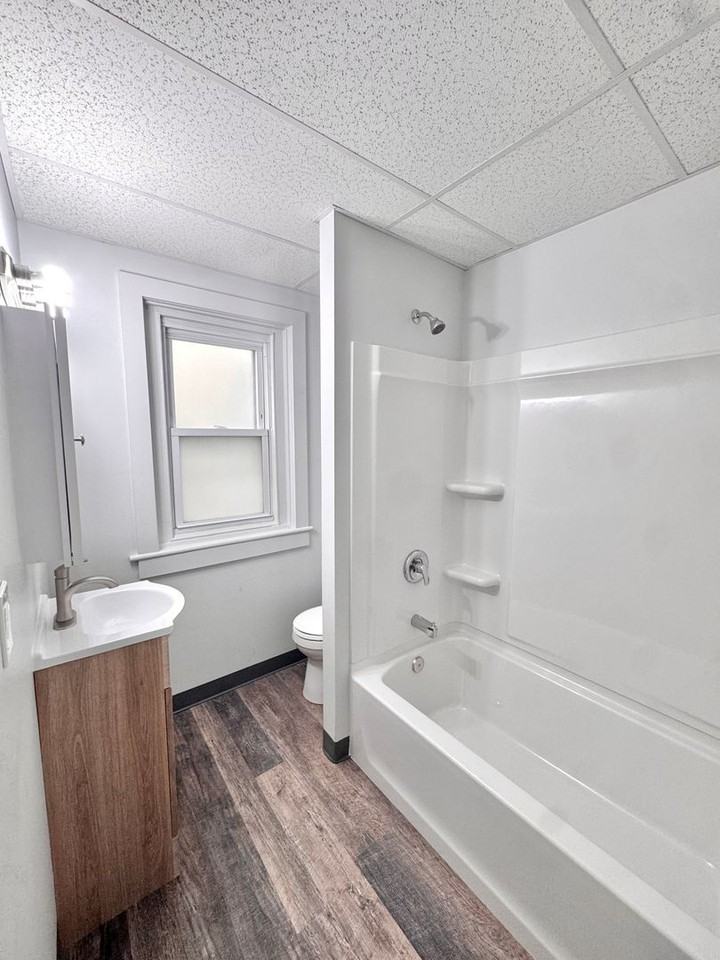 1049 W Tilghman St - Photo 6 of 11