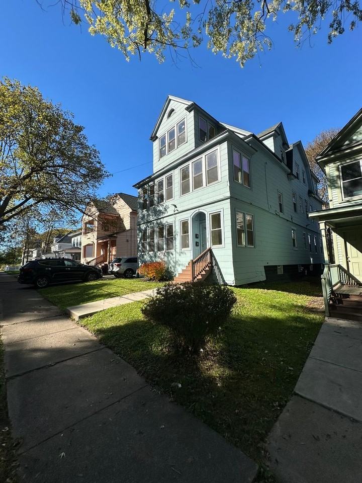 1215 Madison St - Photo 3 of 24