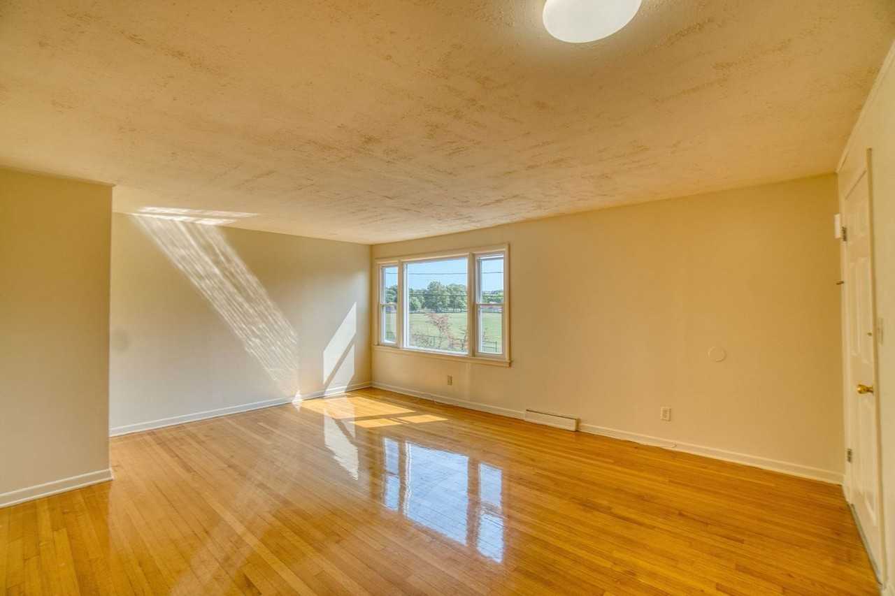 1264 Westcott St - Photo 3 of 12