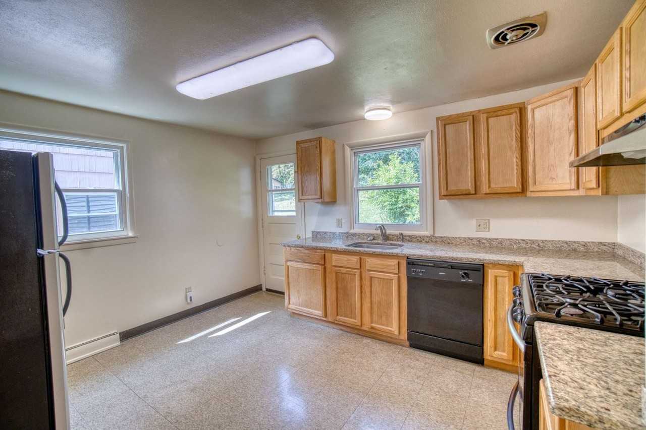 1264 Westcott St - Photo 4 of 12
