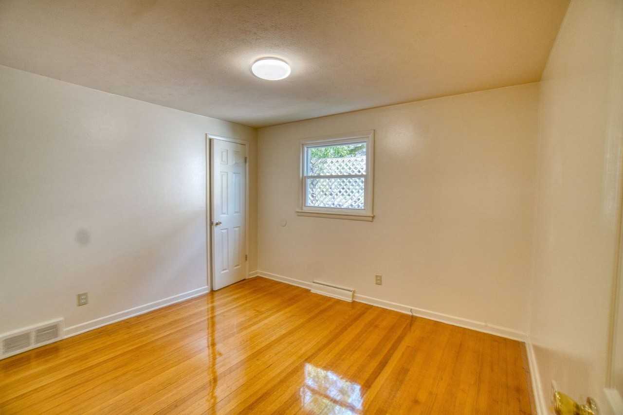 1264 Westcott St - Photo 7 of 12
