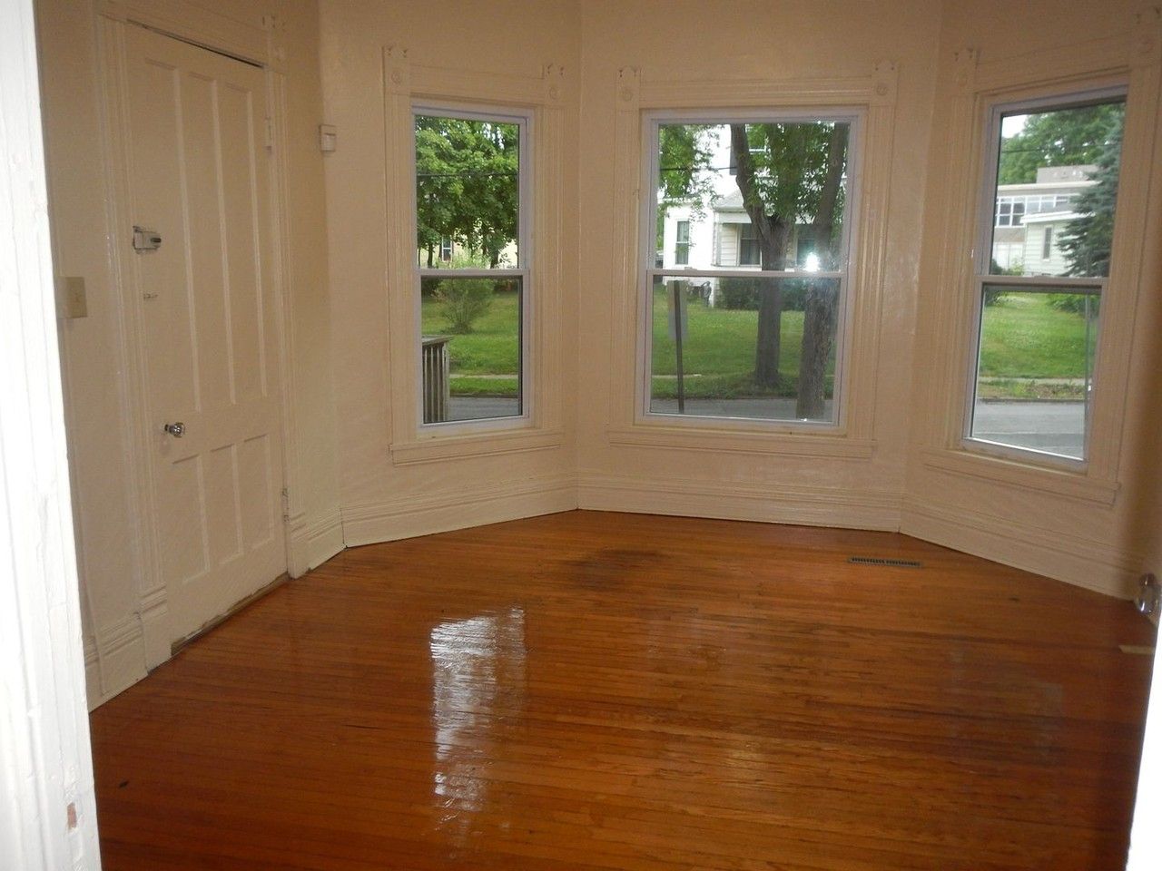 614 S Beech St - Photo 4 of 21