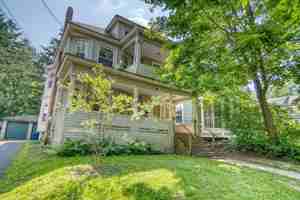 featured image of 689 Allen St