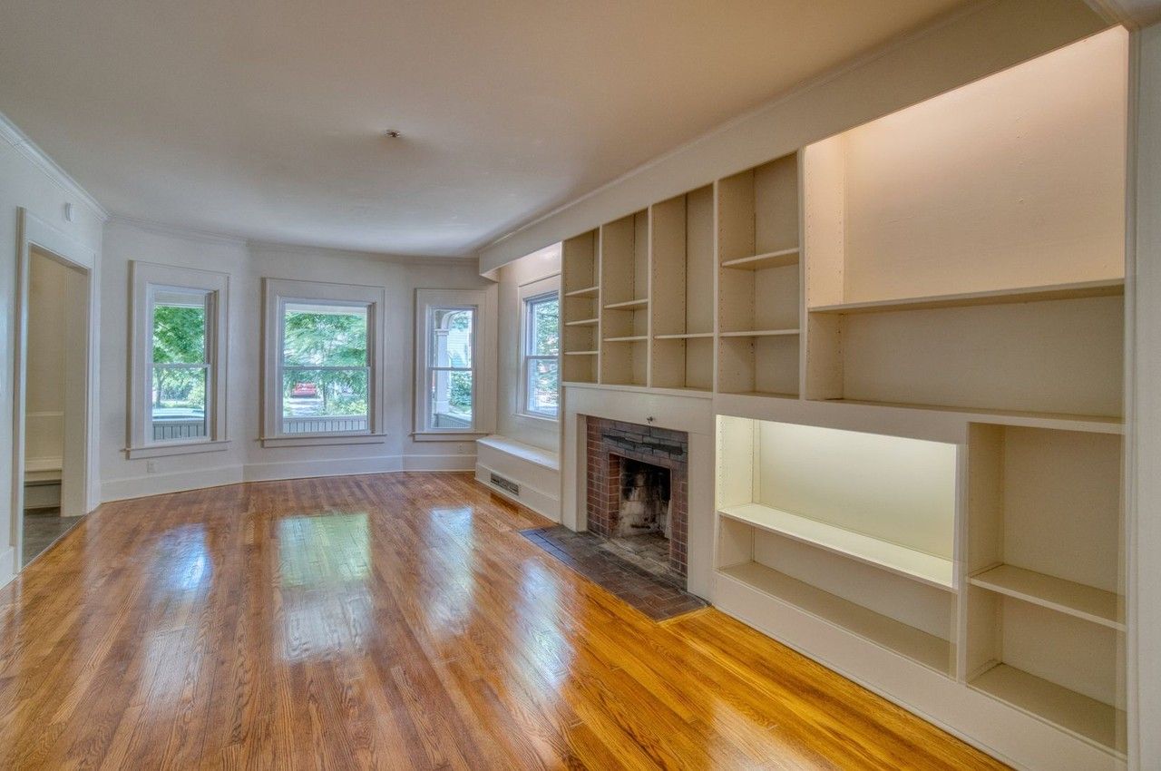 689 Allen St - Photo 4 of 19