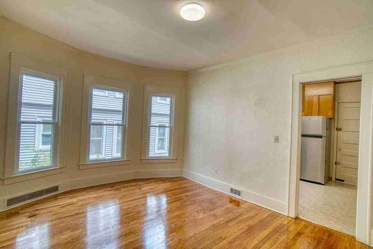 689 Allen St - Photo 5 of 19