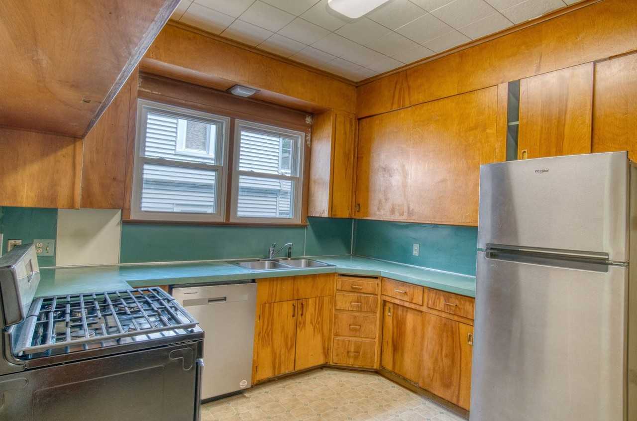 689 Allen St - Photo 6 of 19