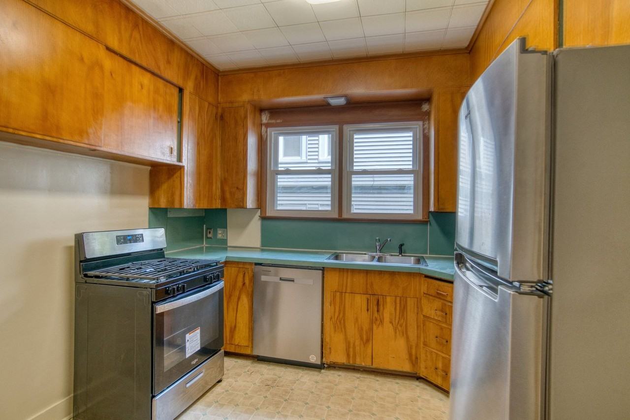 689 Allen St - Photo 7 of 19