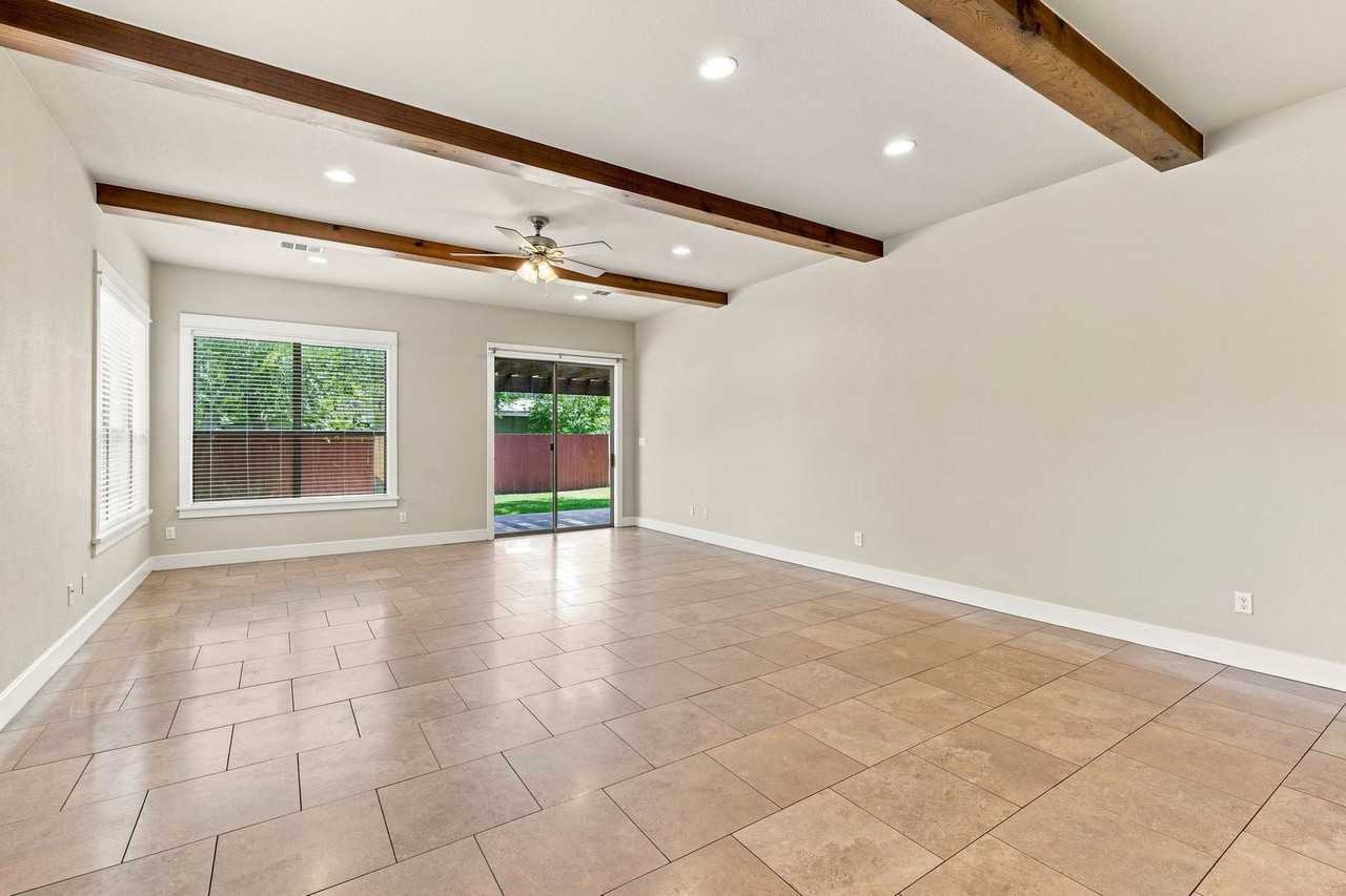 304 Zennia St - Photo 7 of 50
