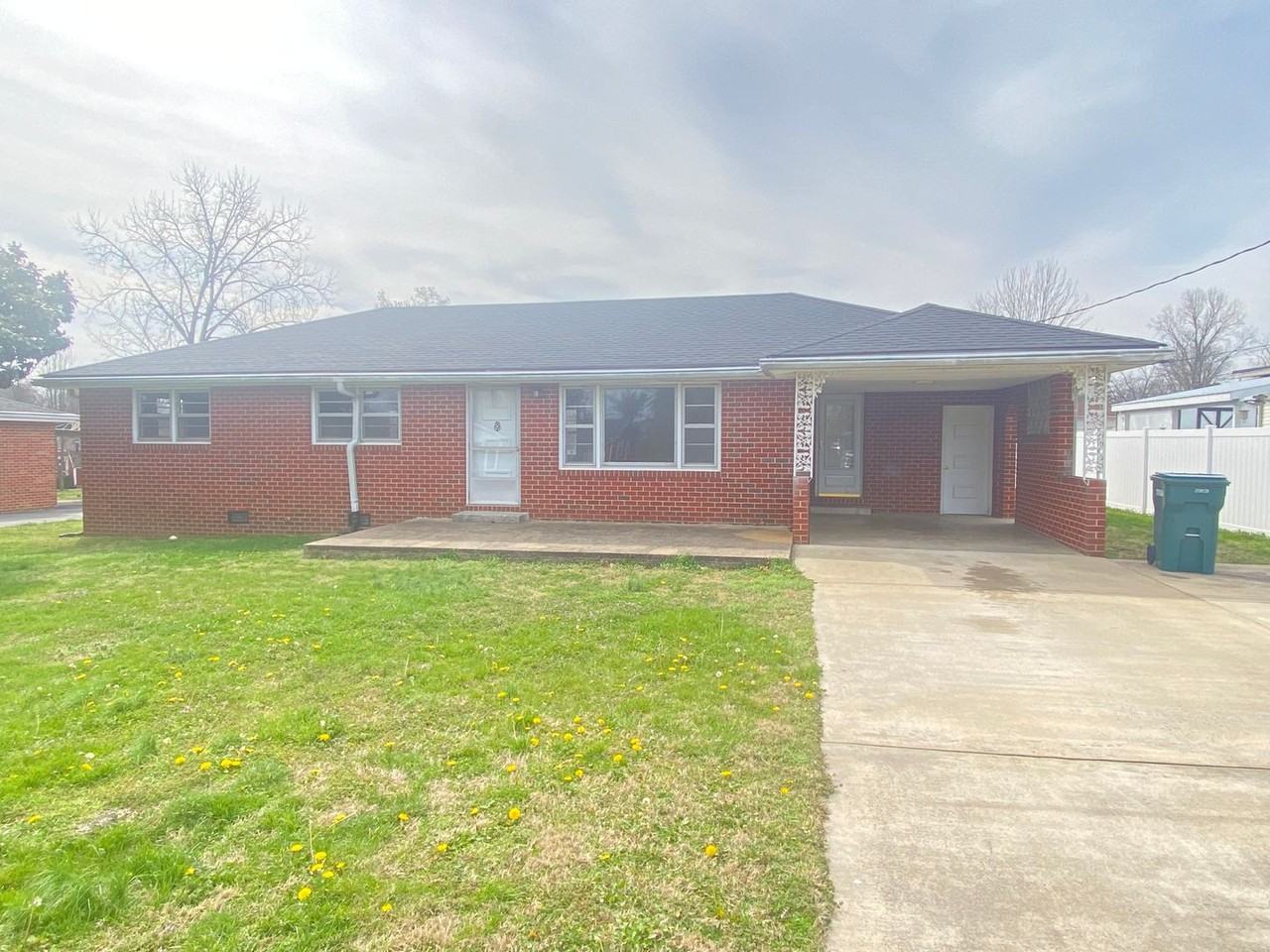 404 Vosswood Dr - Photo 2 of 18