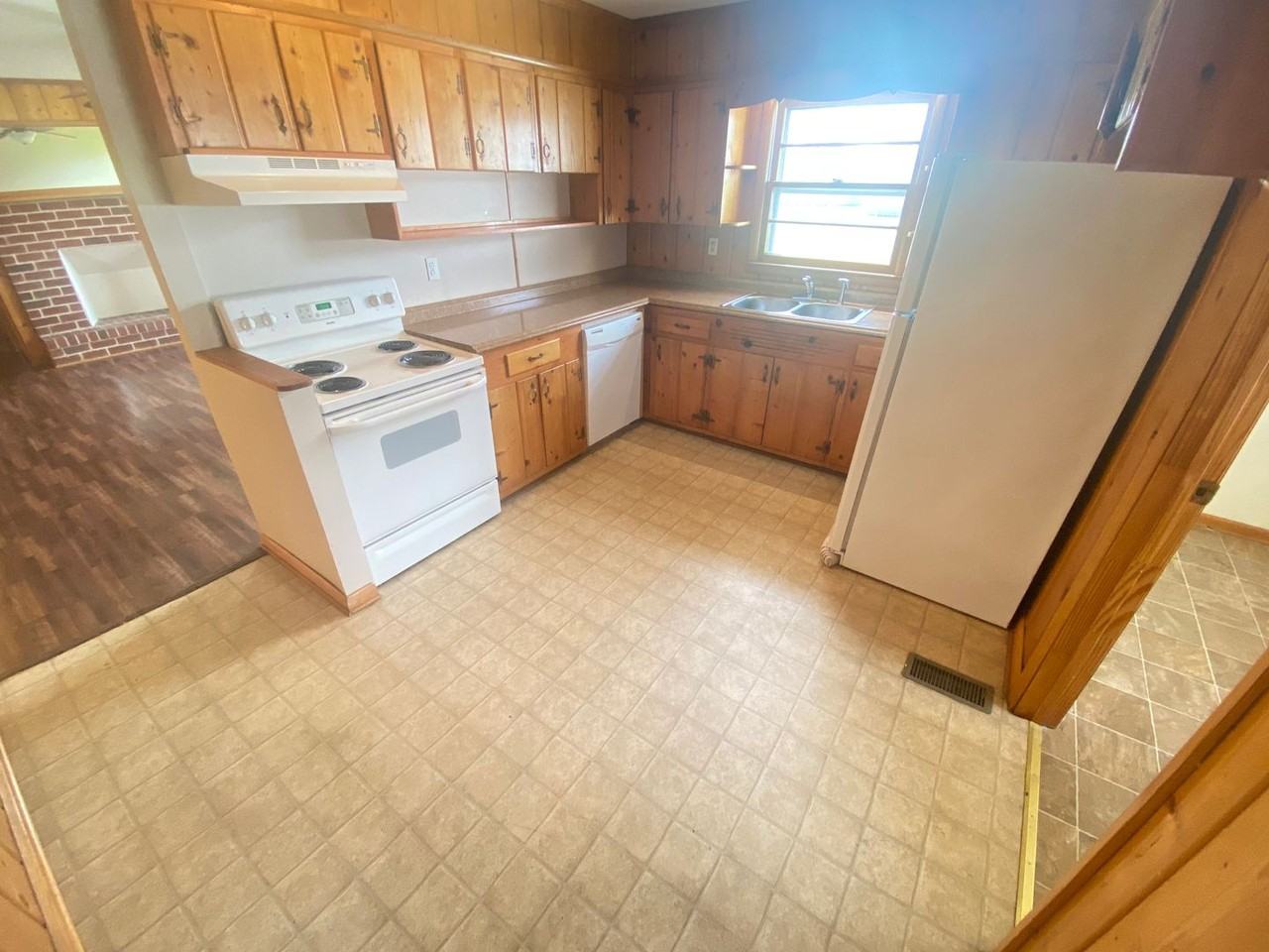 404 Vosswood Dr - Photo 5 of 18