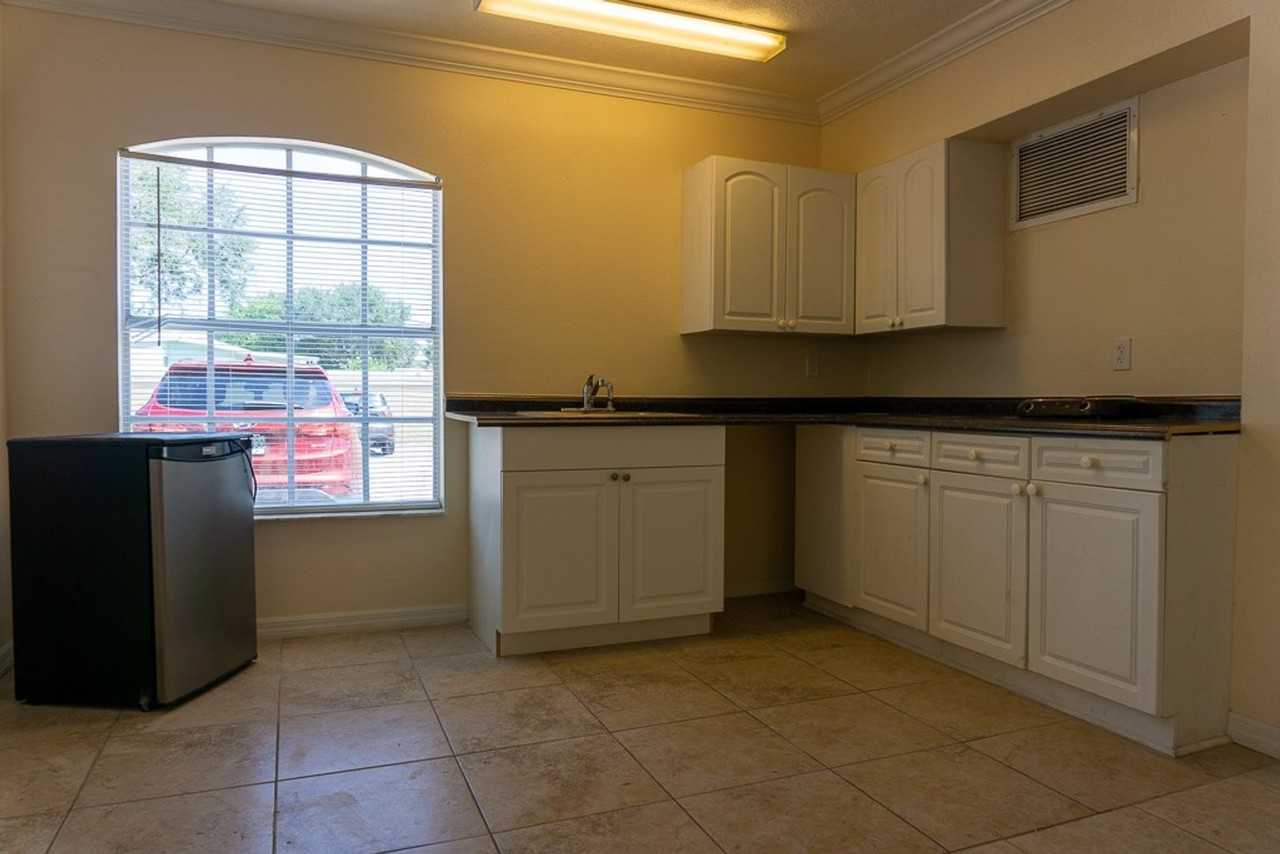 2204 Fan Palm Dr - Photo 5 of 9
