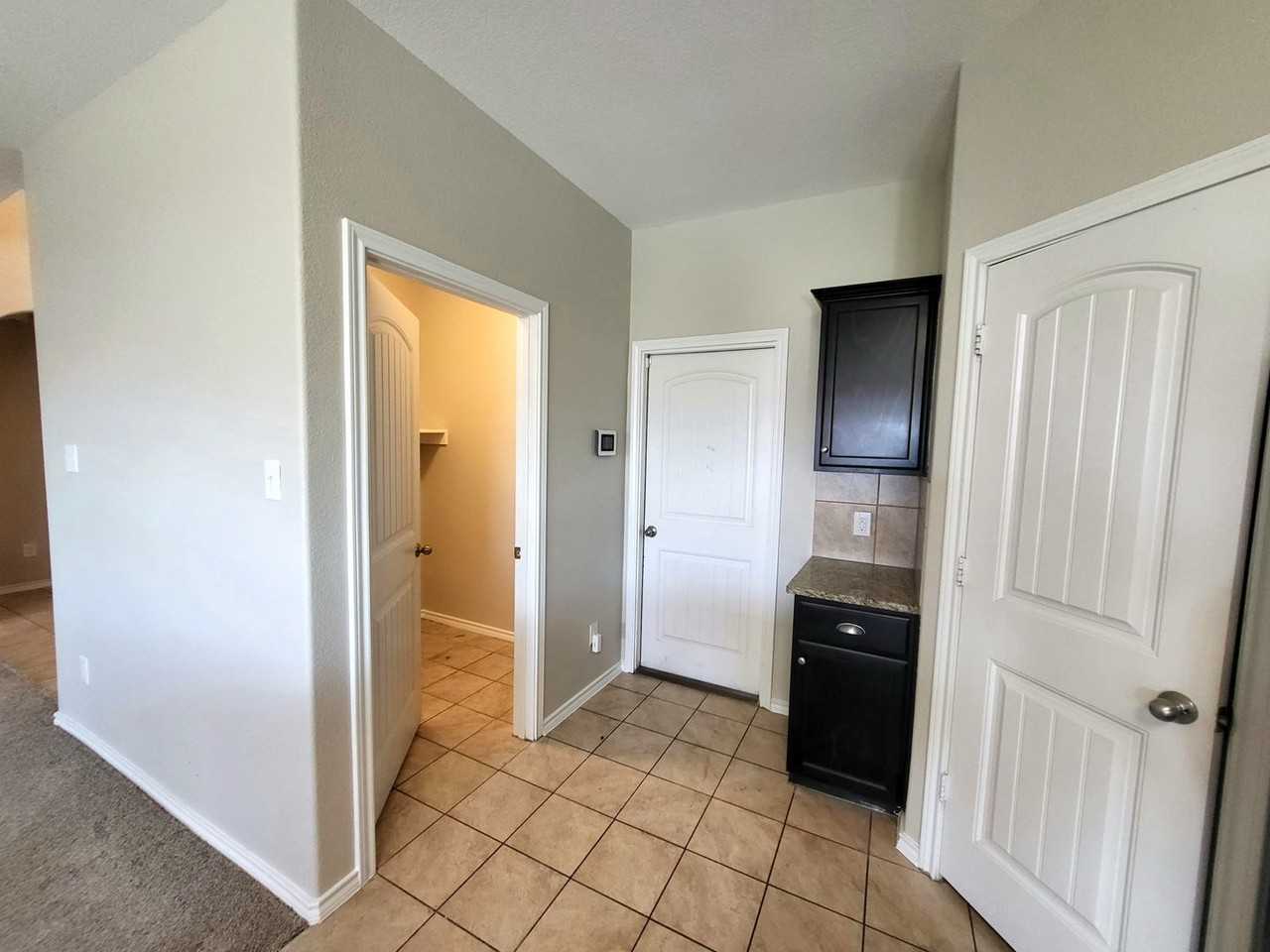 7017 Mohegan Dr - Photo 4 of 35