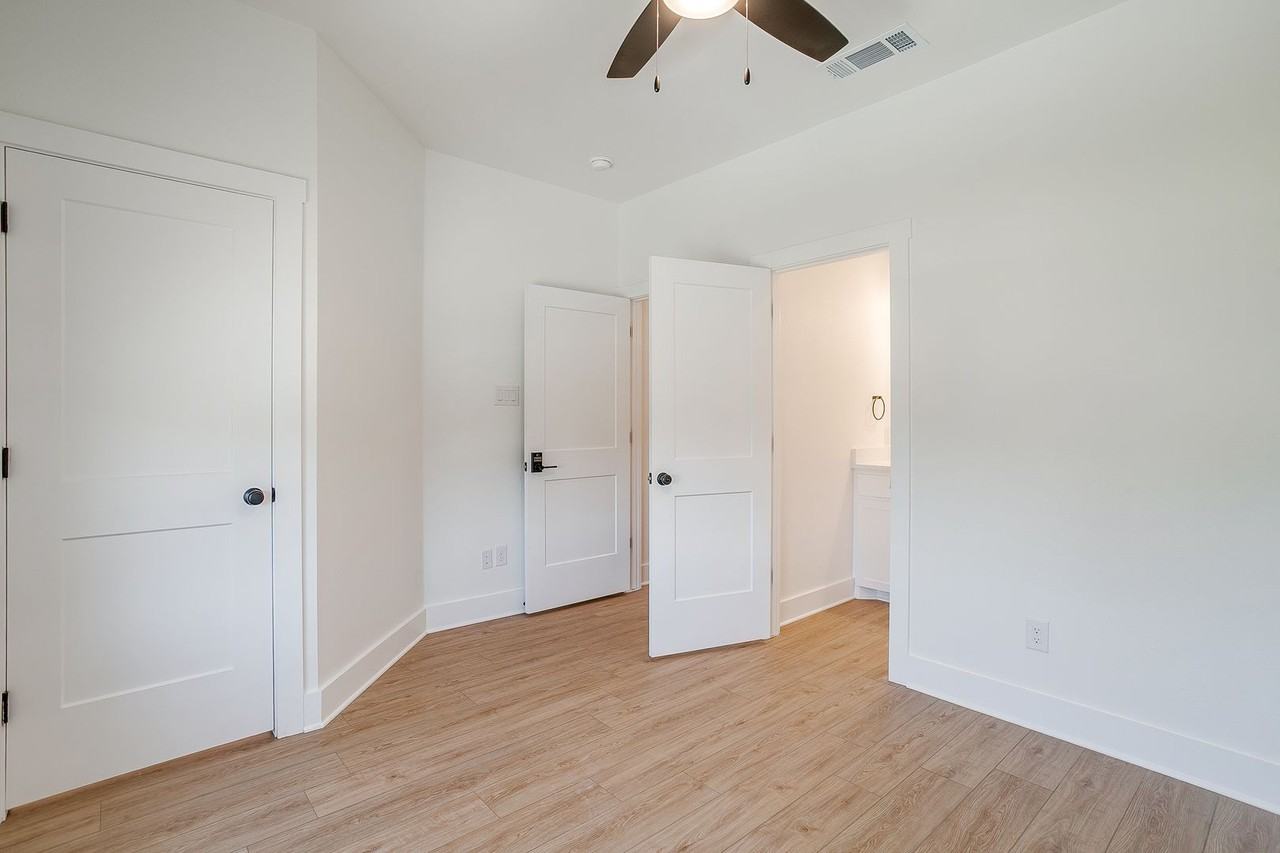 2347 Benbrook Blvd - Photo 4 of 32