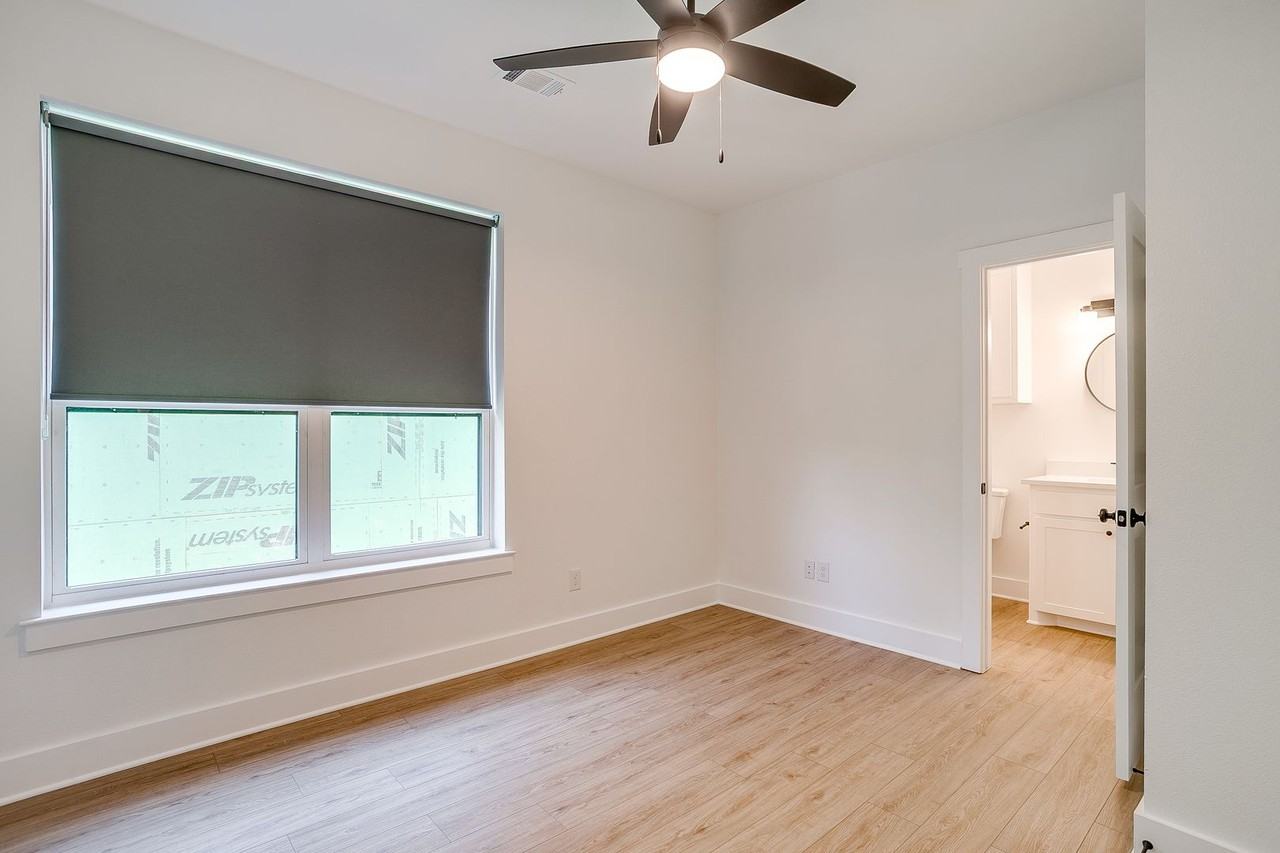 2347 Benbrook Blvd - Photo 6 of 32