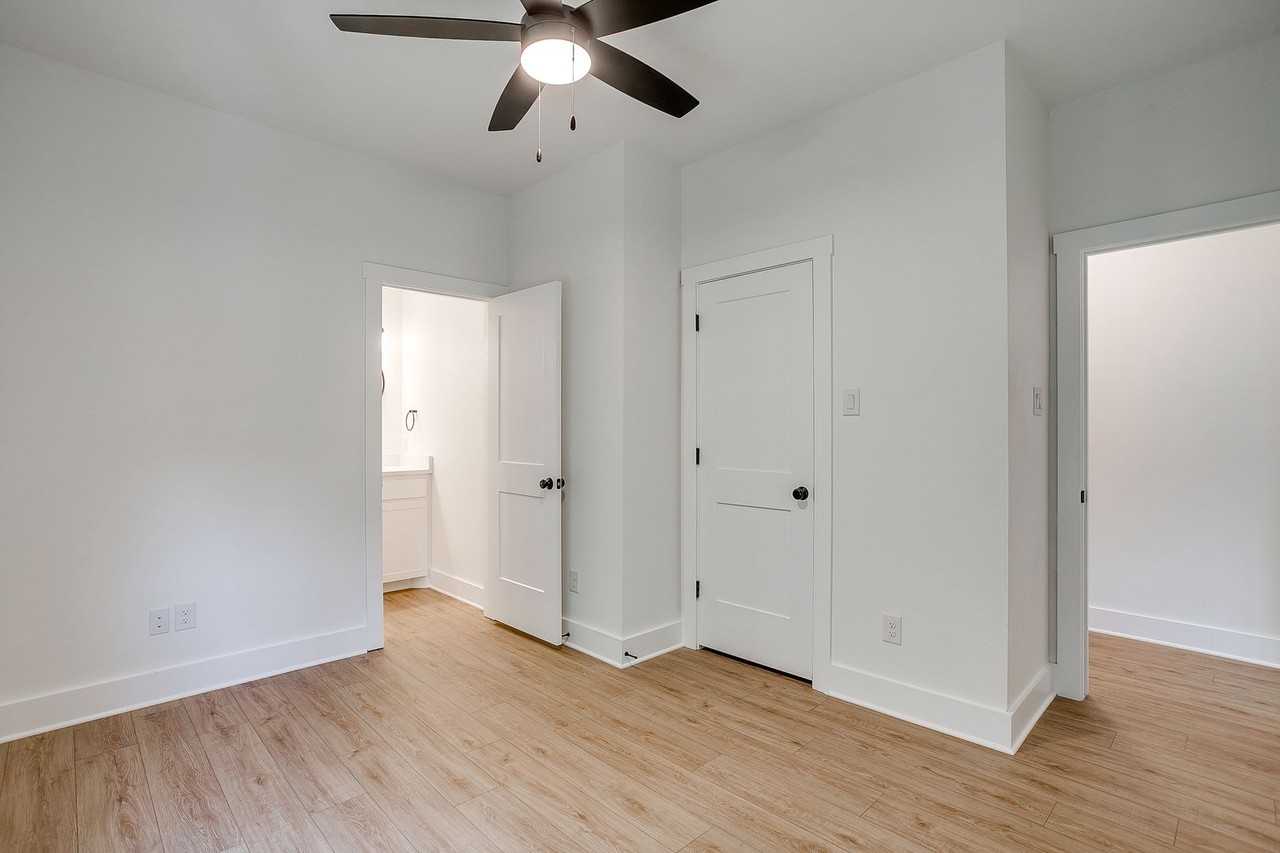 2347 Benbrook Blvd - Photo 7 of 32