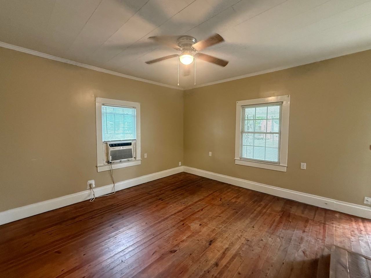 925 Stone St - Photo 3 of 16