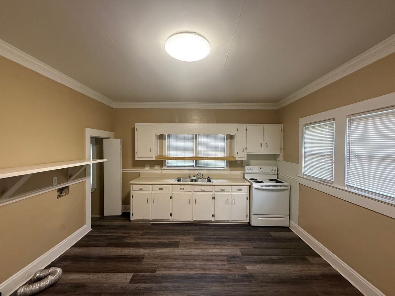 925 Stone St - Photo 4 of 16