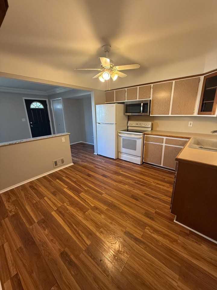 931 3rd St - Photo 3 of 14