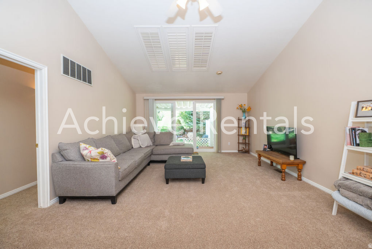 637 E 950 S - Photo 4 of 13