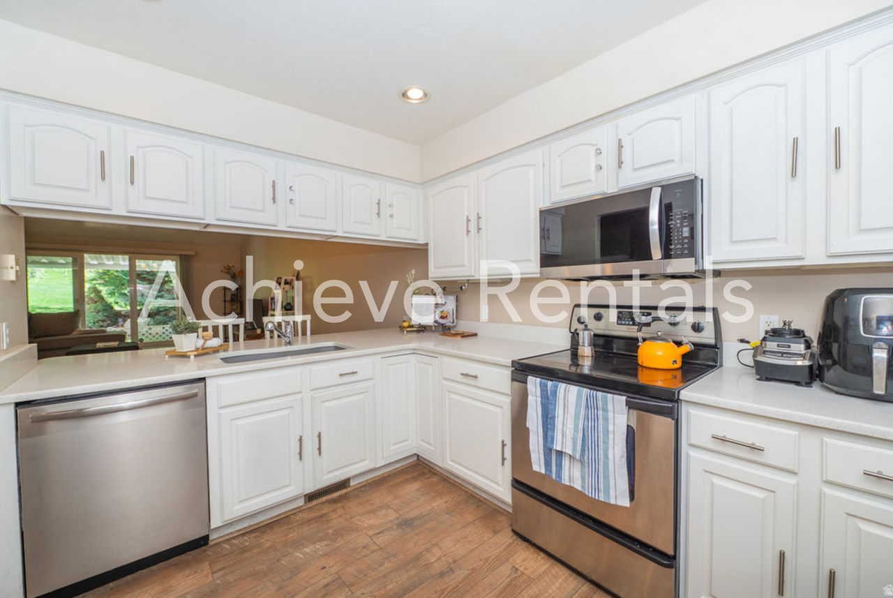 637 E 950 S - Photo 5 of 13