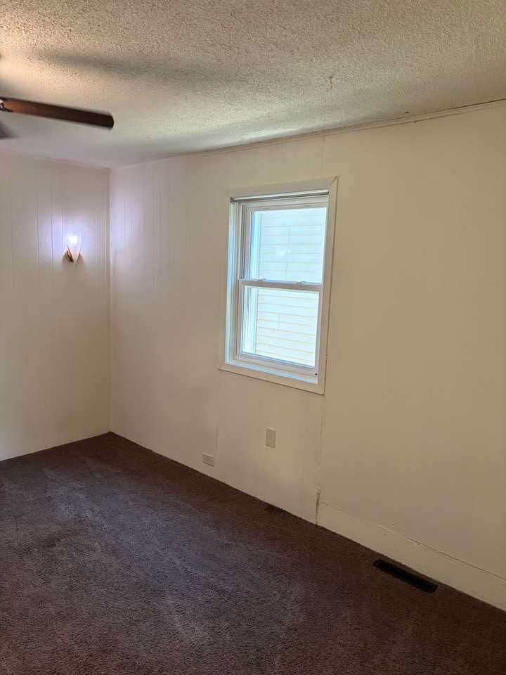 222 3rd Ave Ne - Photo 3 of 9