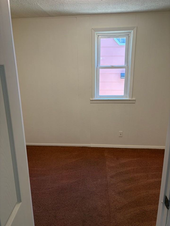 222 3rd Ave Ne - Photo 4 of 9
