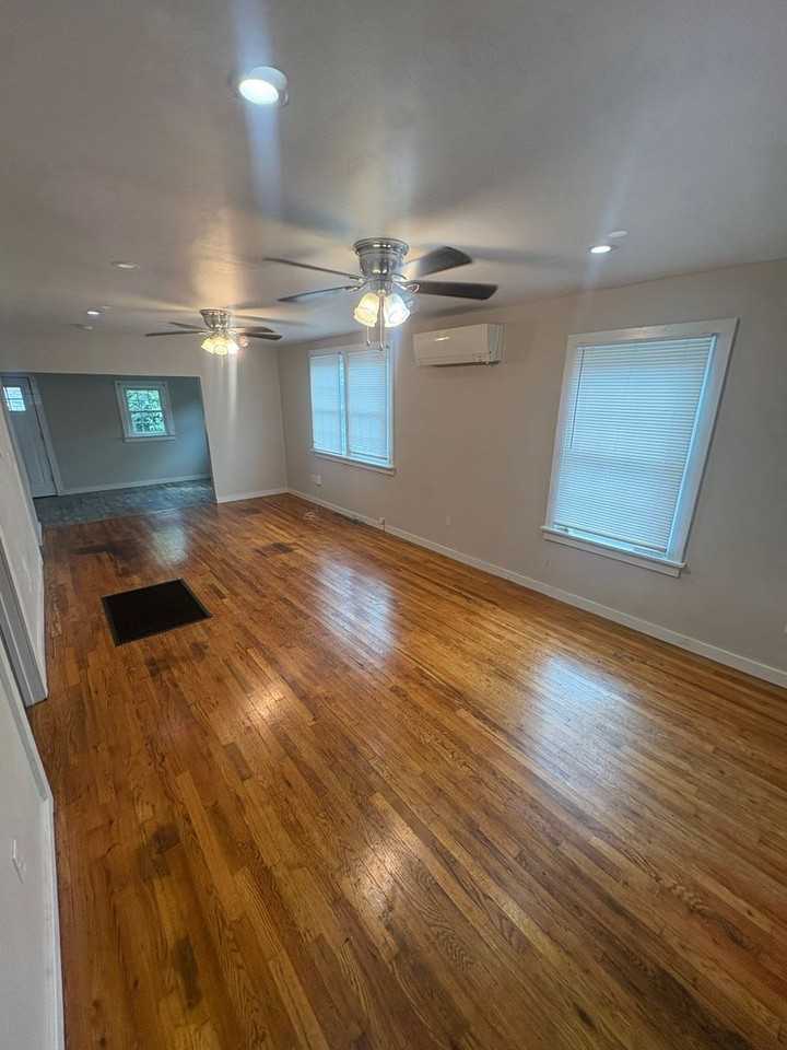 1519 Nelson St - Photo 4 of 12